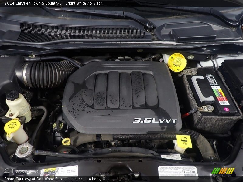 Bright White / S Black 2014 Chrysler Town & Country S