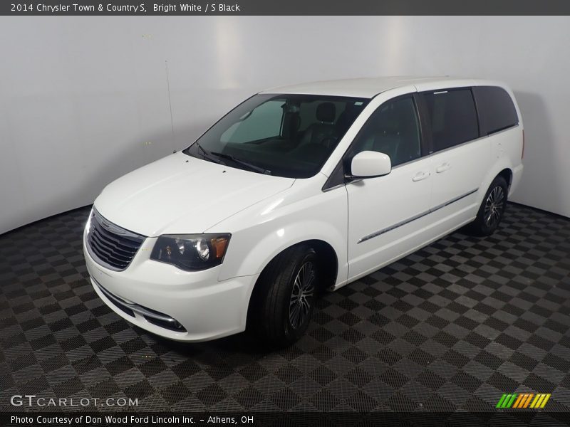 Bright White / S Black 2014 Chrysler Town & Country S