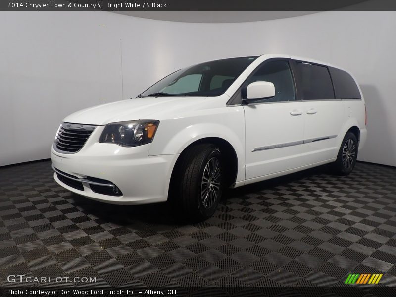 Bright White / S Black 2014 Chrysler Town & Country S