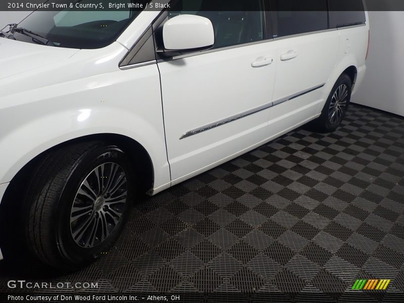 Bright White / S Black 2014 Chrysler Town & Country S