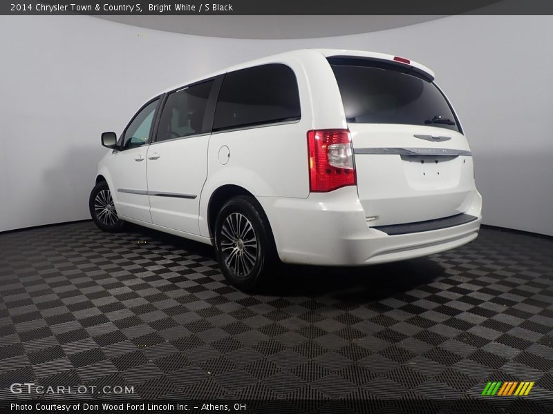 Bright White / S Black 2014 Chrysler Town & Country S