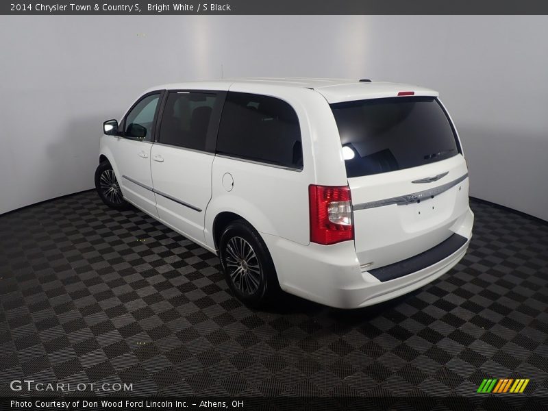 Bright White / S Black 2014 Chrysler Town & Country S