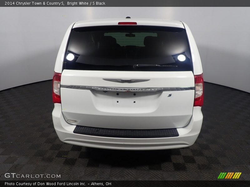 Bright White / S Black 2014 Chrysler Town & Country S