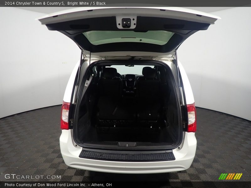 Bright White / S Black 2014 Chrysler Town & Country S