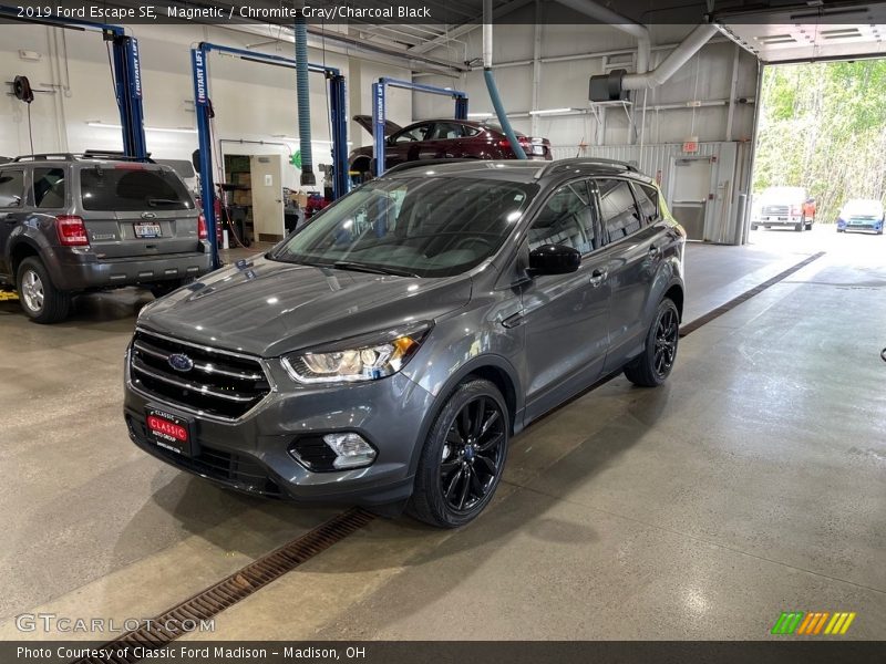 Magnetic / Chromite Gray/Charcoal Black 2019 Ford Escape SE