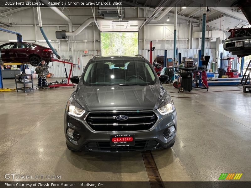Magnetic / Chromite Gray/Charcoal Black 2019 Ford Escape SE