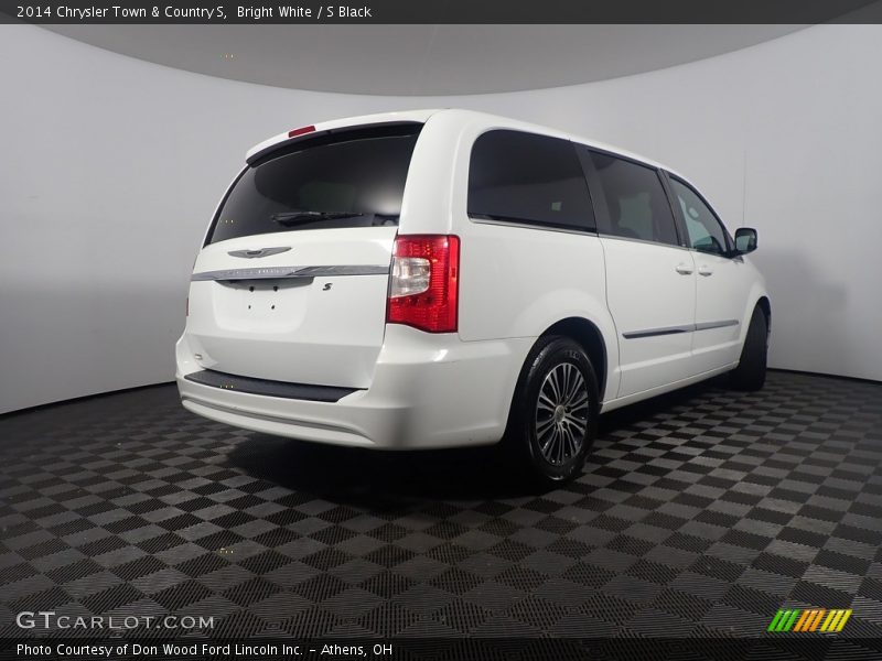 Bright White / S Black 2014 Chrysler Town & Country S
