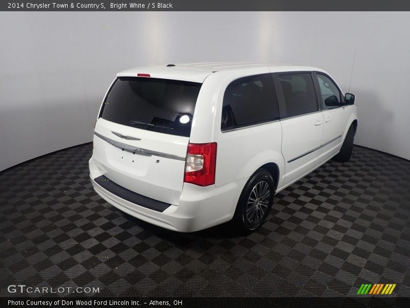 Bright White / S Black 2014 Chrysler Town & Country S