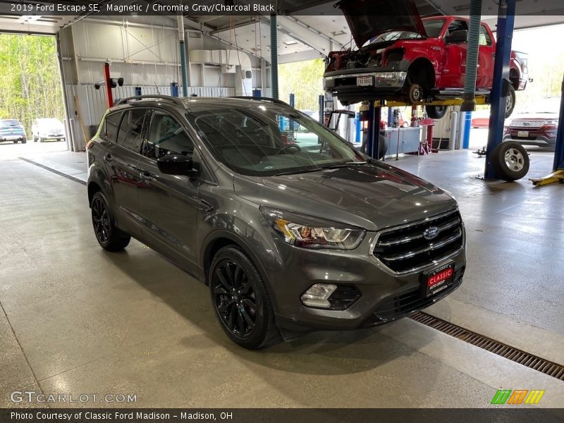 Magnetic / Chromite Gray/Charcoal Black 2019 Ford Escape SE