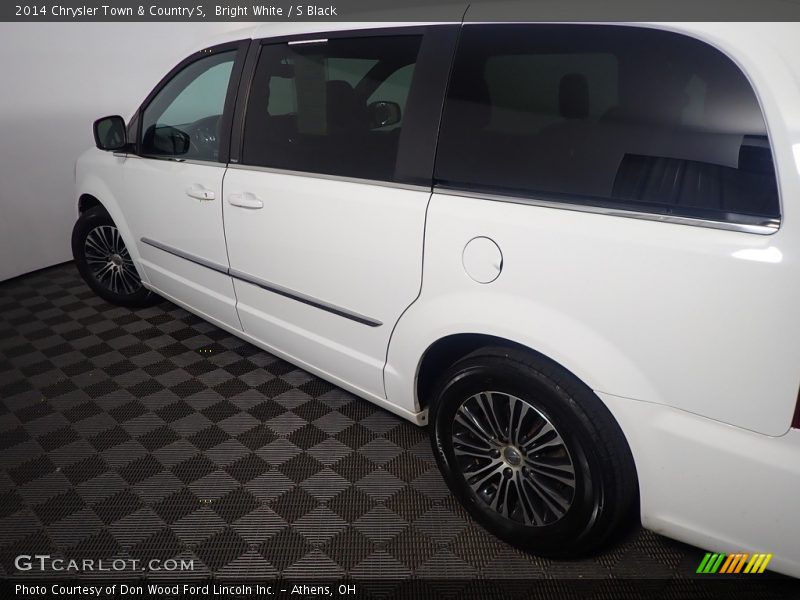 Bright White / S Black 2014 Chrysler Town & Country S