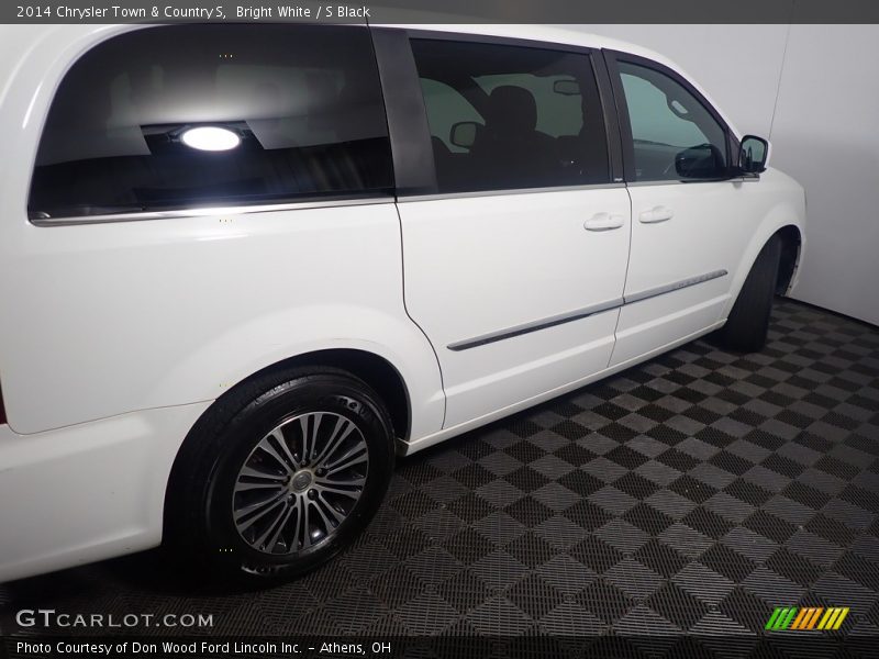 Bright White / S Black 2014 Chrysler Town & Country S