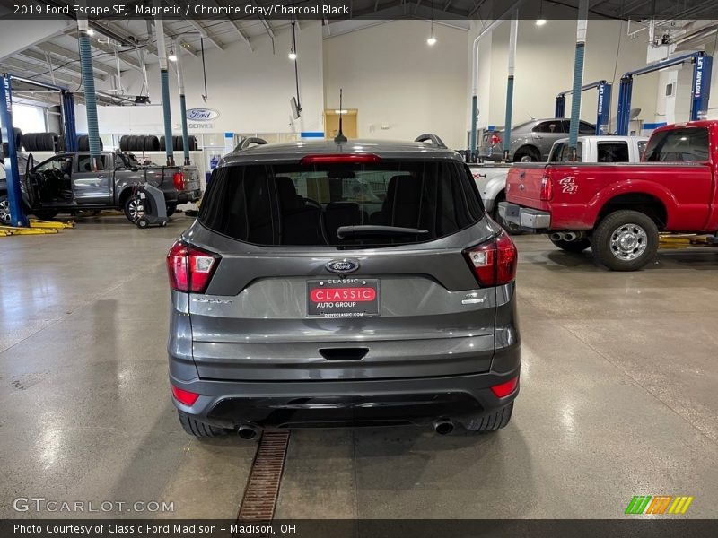 Magnetic / Chromite Gray/Charcoal Black 2019 Ford Escape SE