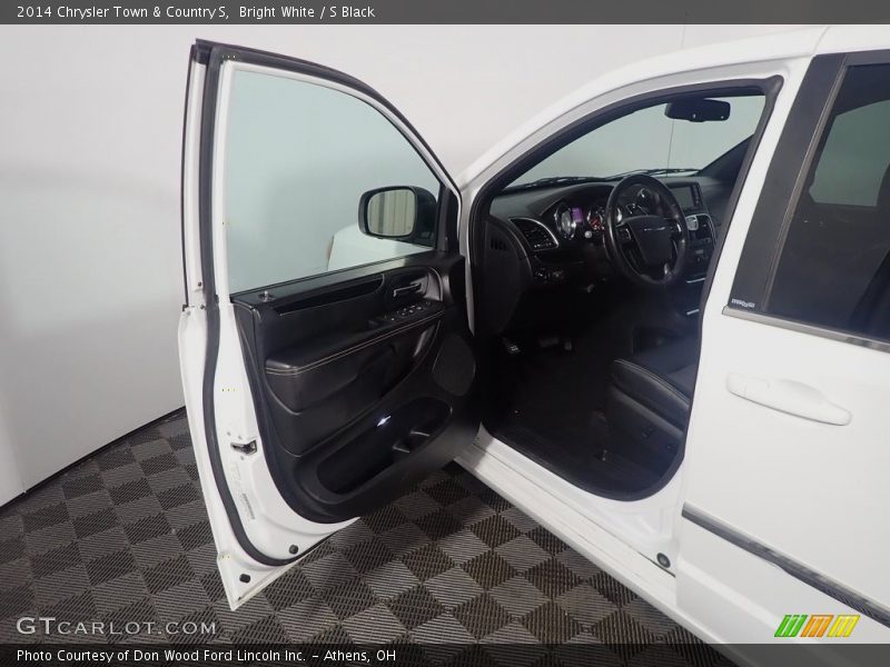 Bright White / S Black 2014 Chrysler Town & Country S