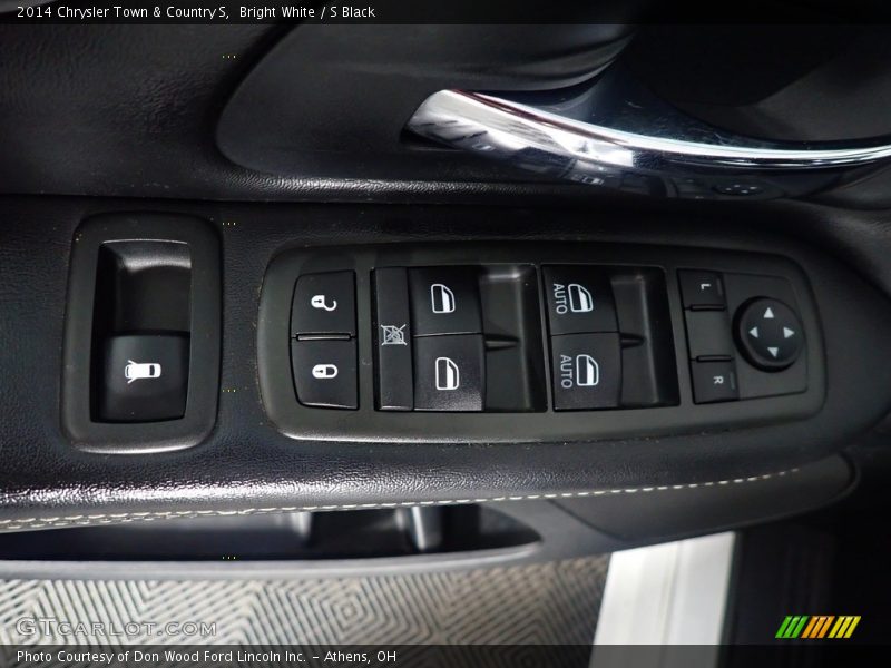 Bright White / S Black 2014 Chrysler Town & Country S