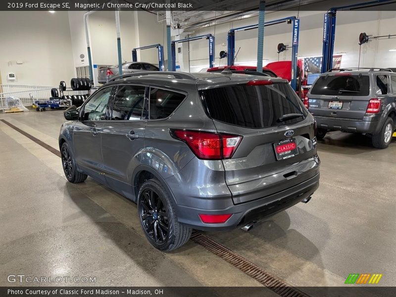 Magnetic / Chromite Gray/Charcoal Black 2019 Ford Escape SE