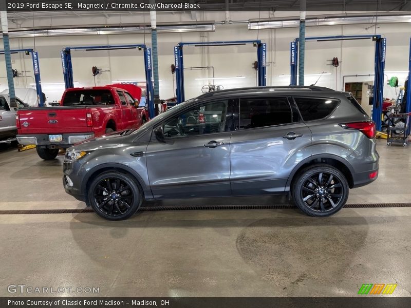 Magnetic / Chromite Gray/Charcoal Black 2019 Ford Escape SE