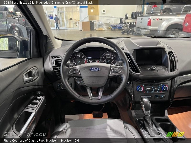 Magnetic / Chromite Gray/Charcoal Black 2019 Ford Escape SE