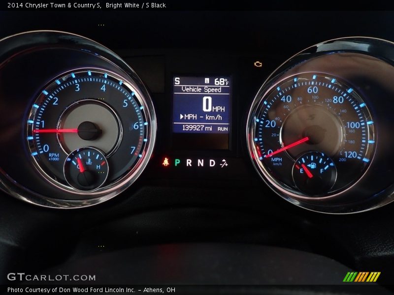 Bright White / S Black 2014 Chrysler Town & Country S