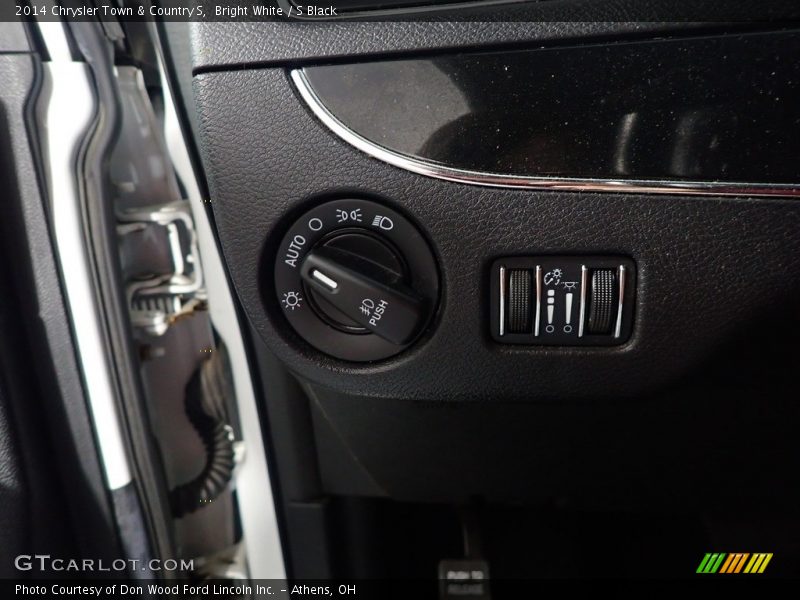 Bright White / S Black 2014 Chrysler Town & Country S
