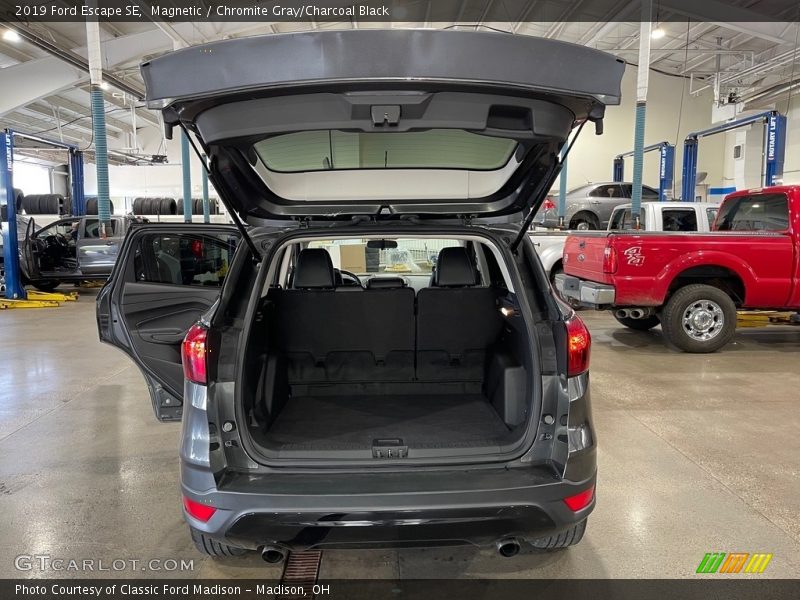 Magnetic / Chromite Gray/Charcoal Black 2019 Ford Escape SE