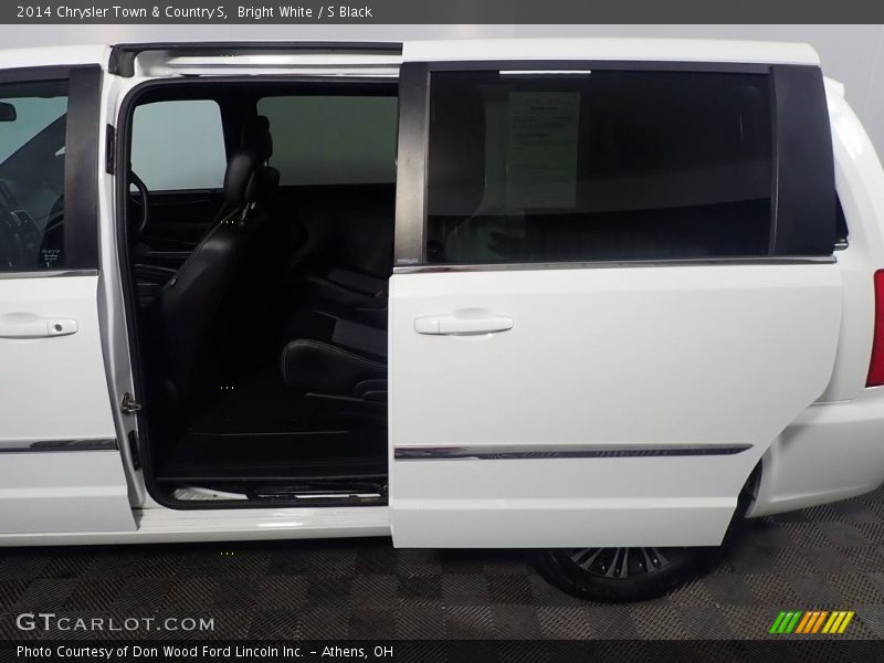 Bright White / S Black 2014 Chrysler Town & Country S