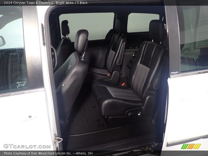 Bright White / S Black 2014 Chrysler Town & Country S