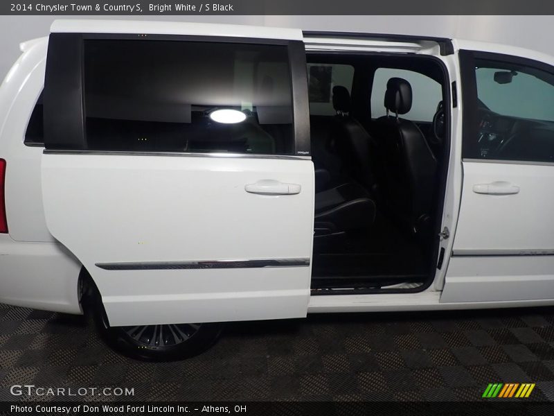 Bright White / S Black 2014 Chrysler Town & Country S