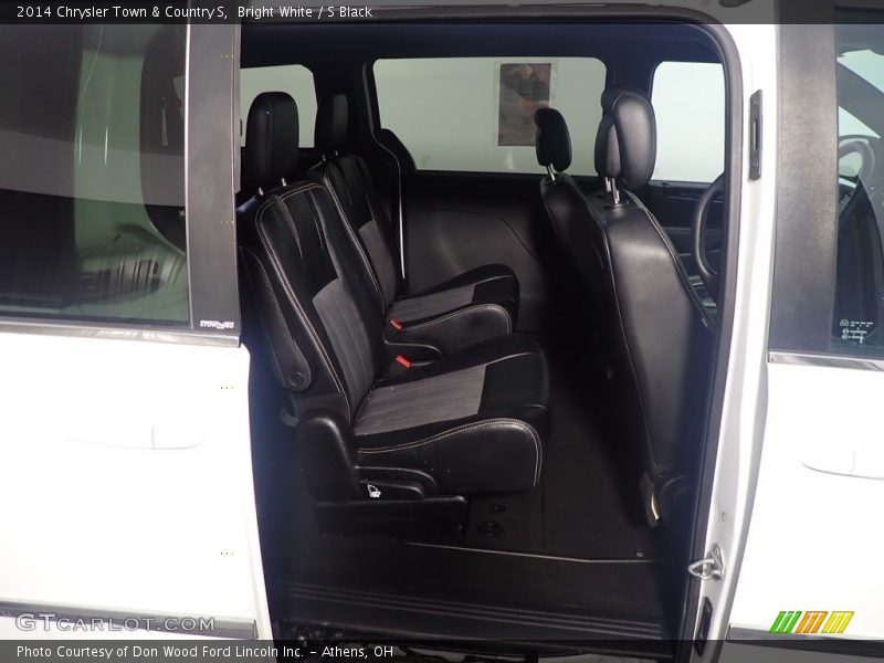 Bright White / S Black 2014 Chrysler Town & Country S
