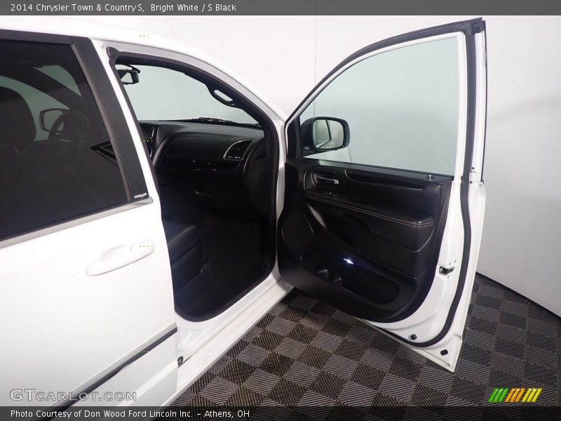 Bright White / S Black 2014 Chrysler Town & Country S