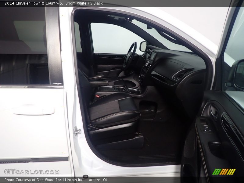 Bright White / S Black 2014 Chrysler Town & Country S