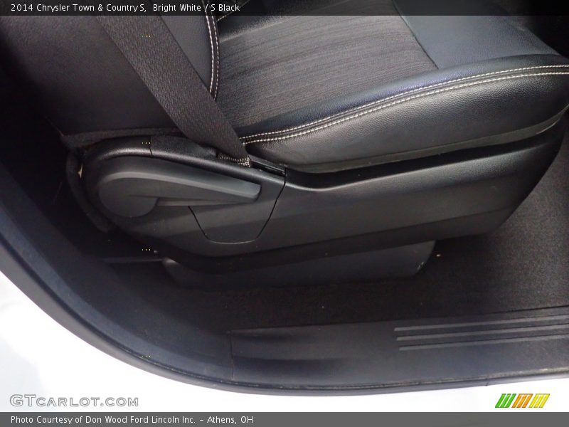 Bright White / S Black 2014 Chrysler Town & Country S