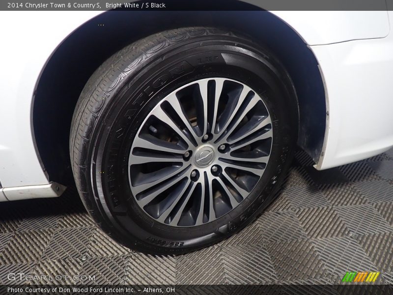Bright White / S Black 2014 Chrysler Town & Country S