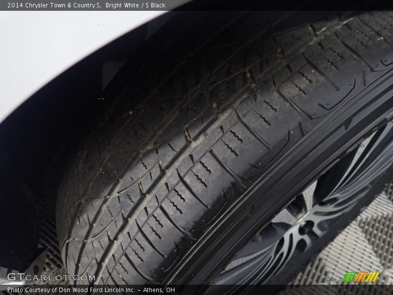 Bright White / S Black 2014 Chrysler Town & Country S