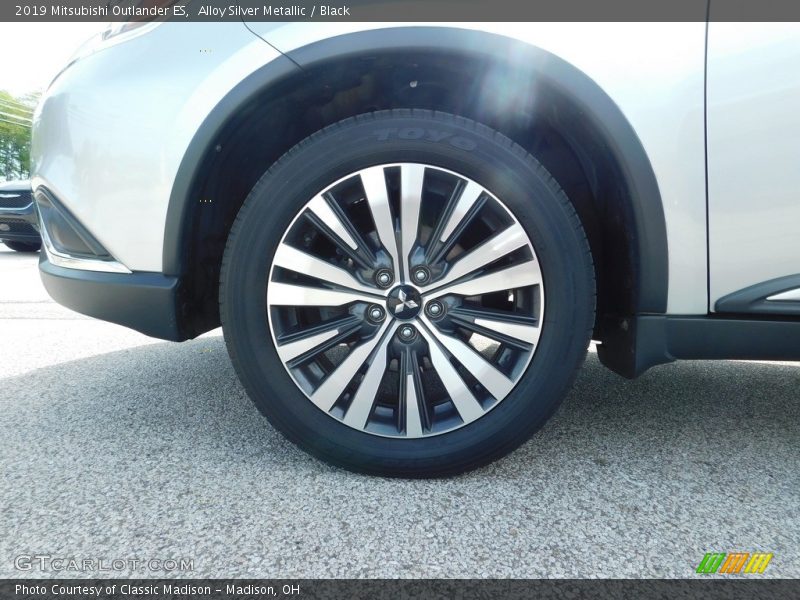 Alloy Silver Metallic / Black 2019 Mitsubishi Outlander ES