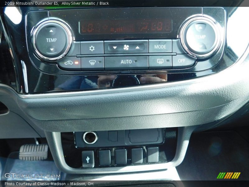 Alloy Silver Metallic / Black 2019 Mitsubishi Outlander ES
