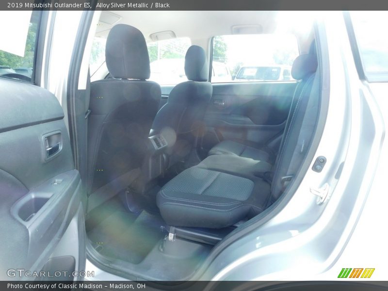 Alloy Silver Metallic / Black 2019 Mitsubishi Outlander ES