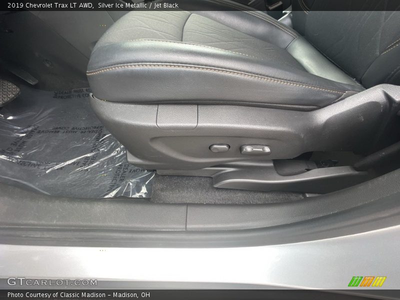 Silver Ice Metallic / Jet Black 2019 Chevrolet Trax LT AWD