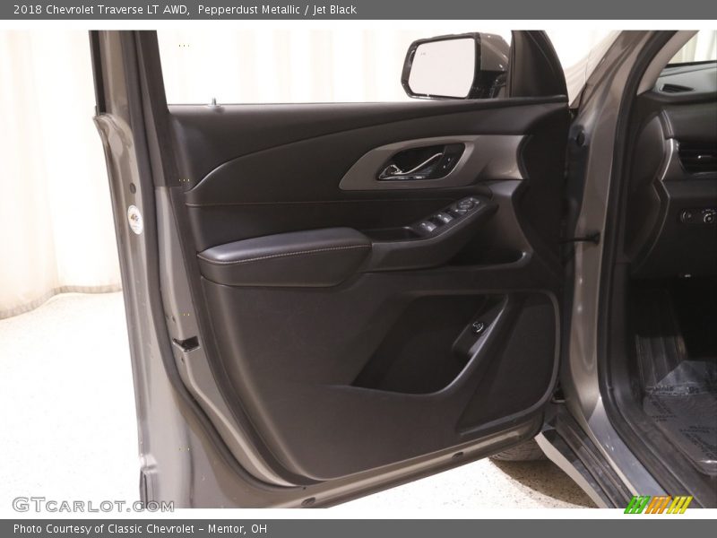 Pepperdust Metallic / Jet Black 2018 Chevrolet Traverse LT AWD