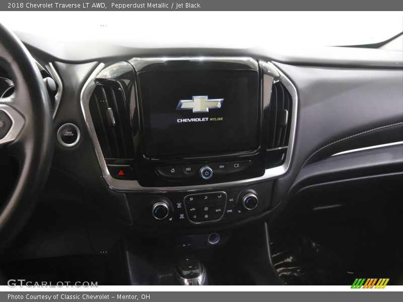 Pepperdust Metallic / Jet Black 2018 Chevrolet Traverse LT AWD