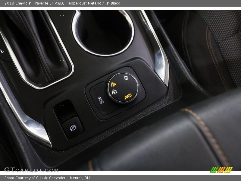 Pepperdust Metallic / Jet Black 2018 Chevrolet Traverse LT AWD