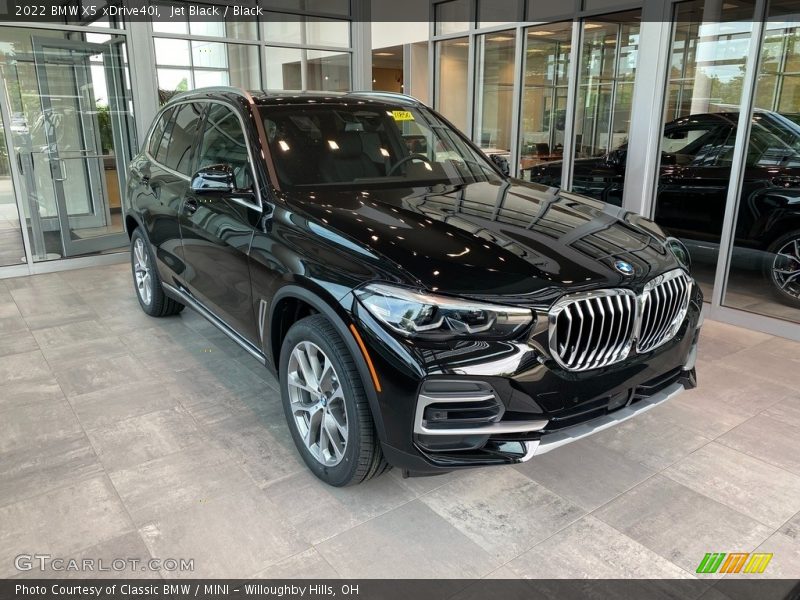 Front 3/4 View of 2022 X5 xDrive40i