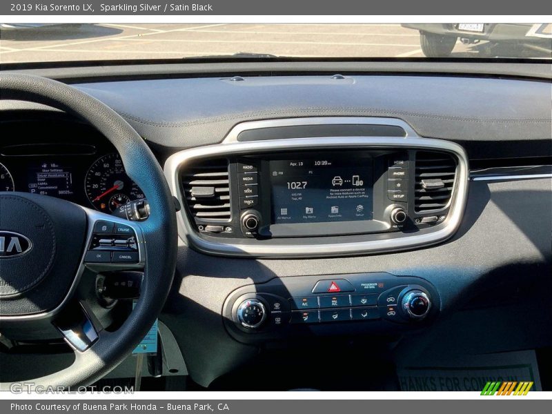 Sparkling Silver / Satin Black 2019 Kia Sorento LX