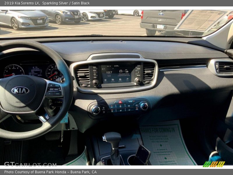 Sparkling Silver / Satin Black 2019 Kia Sorento LX