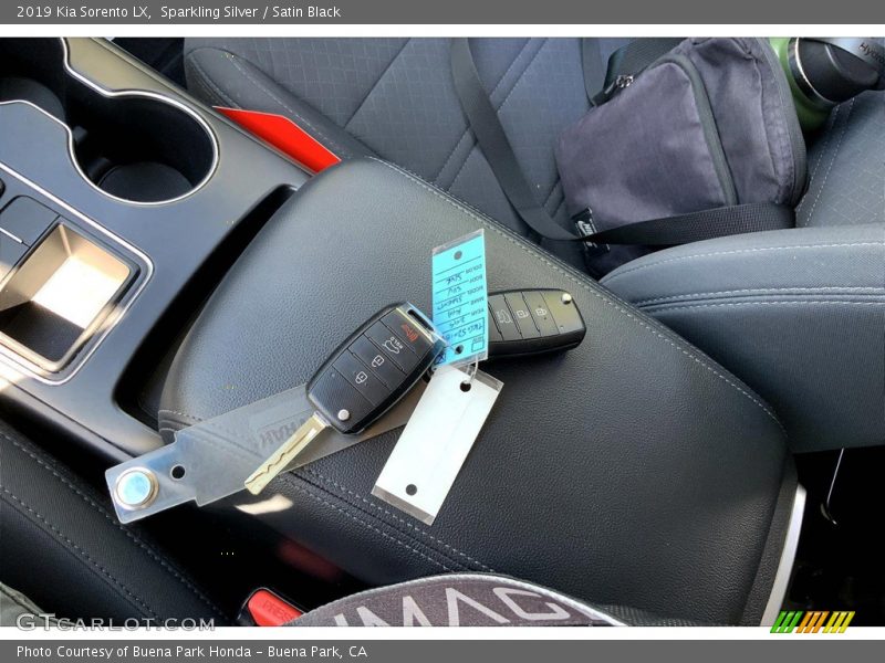 Sparkling Silver / Satin Black 2019 Kia Sorento LX