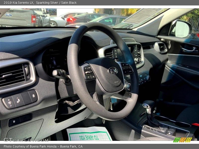 Sparkling Silver / Satin Black 2019 Kia Sorento LX