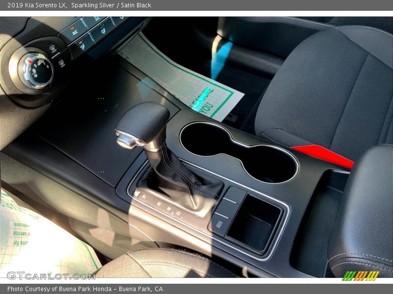 Sparkling Silver / Satin Black 2019 Kia Sorento LX