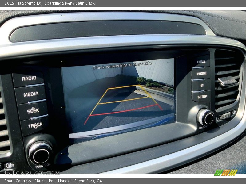 Sparkling Silver / Satin Black 2019 Kia Sorento LX