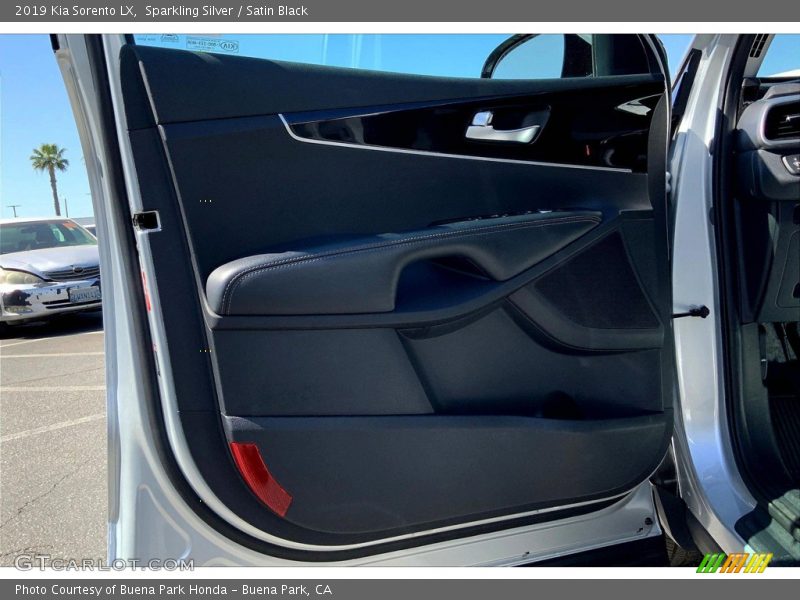 Sparkling Silver / Satin Black 2019 Kia Sorento LX