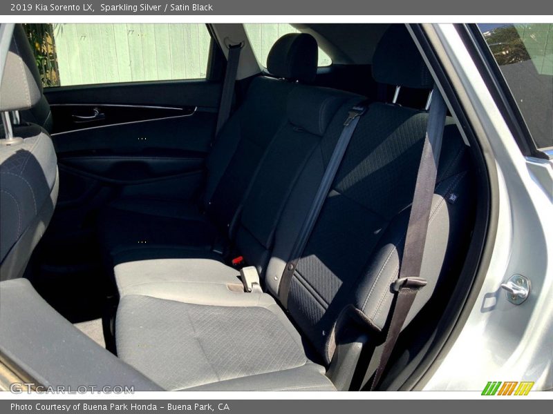 Sparkling Silver / Satin Black 2019 Kia Sorento LX