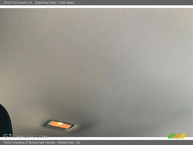 Sparkling Silver / Satin Black 2019 Kia Sorento LX